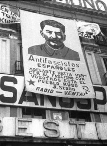 Cartel_retrato_frases_Stalin_colocado_Puerta_Sol